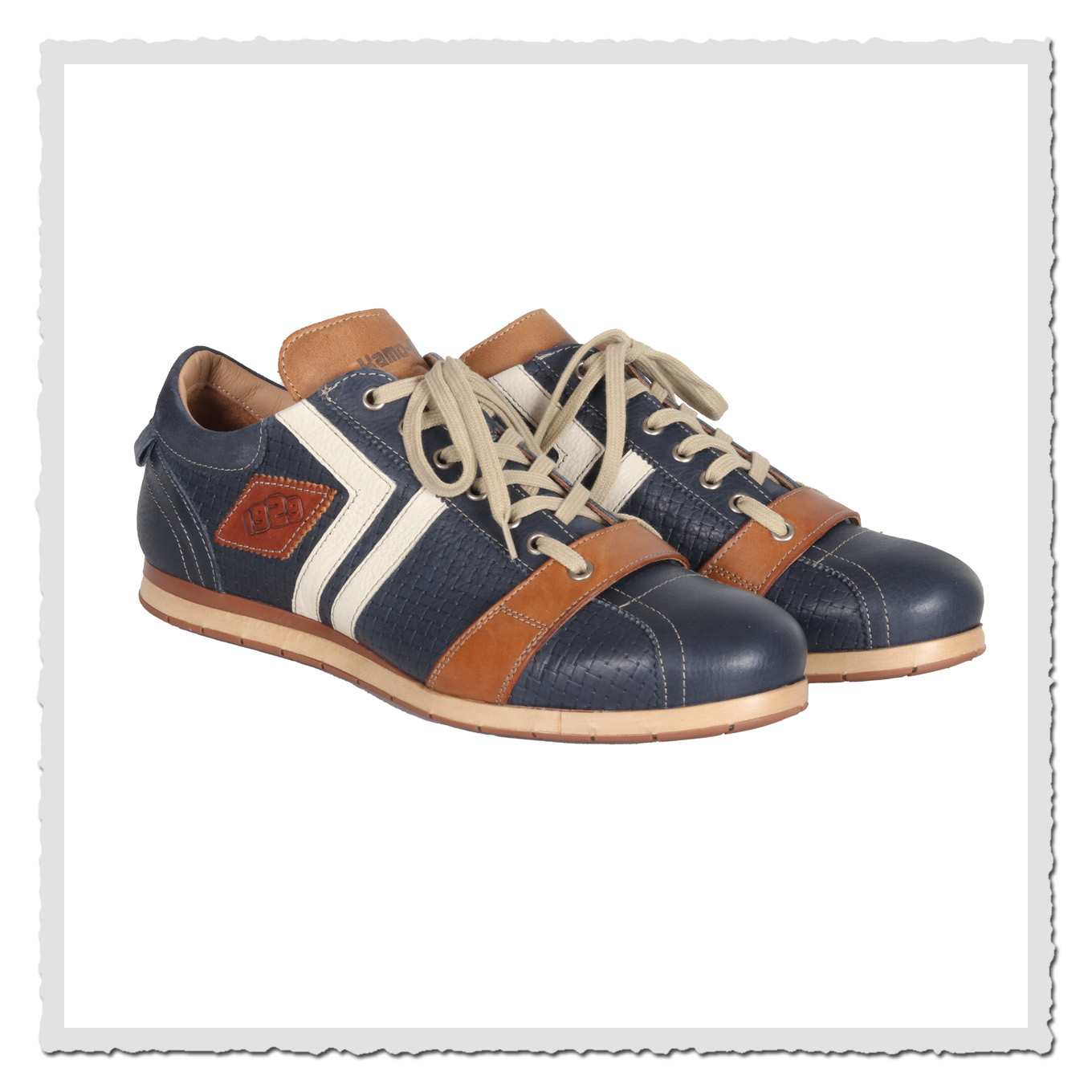 Herren-Retro-Sneaker Kamo-Gutsu Tifo 030 Icaro-blue vor weissem Hintergrund, sportlicher Lederschuh mit Schnürung und Logo-Patch.